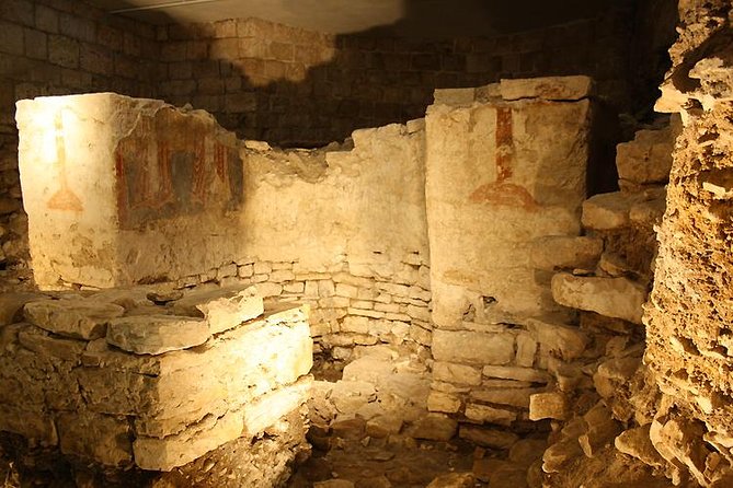 Archaeological tour of Bari: the treasures of the Old City - The wall walk to Piazzetta Santa Maria del Buon Consiglio ruins