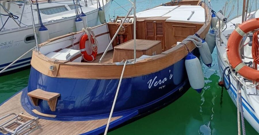 Bari by boat: admire the city from the sea with Aperitivo - Finding the blue boat at the Teatro Margherita pier