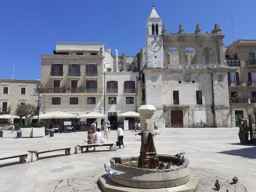 Bari: Old City Highlights Walking Tour - Piazza del Ferrarese start: the right place to begin