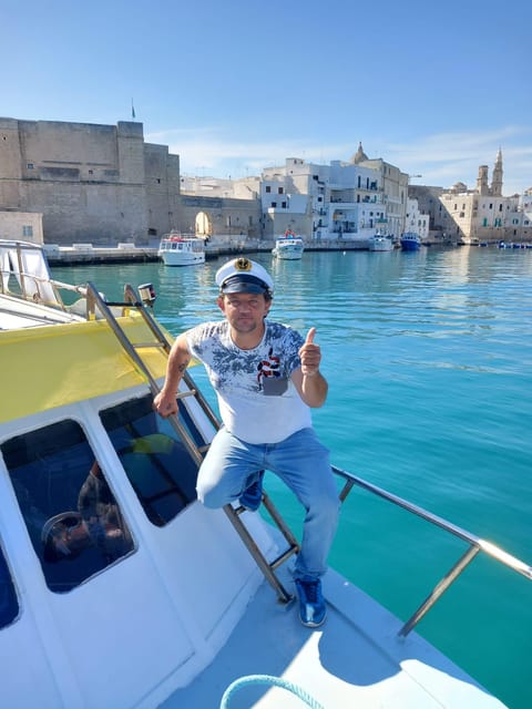 Boat tour in Monopoli of 1.30h - Finding the meeting spot: the blue and red boats clue