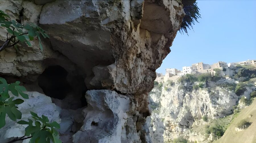 Explore the Murgia Materana UNESCO Park (Italiano & Espanol) - Ancient cisterns and dry stone walls: the practical engineering you’ll notice