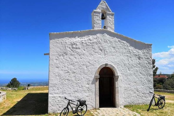 GPS self guide Alberobello and Masseria + Mozzarella and Focaccia tastings by E-bike - Stop 1: I Trulli di Alberobello UNESCO from street level
