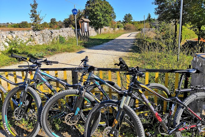 GPS tour with E-Bike on cycleroute of acqueduct Pugliese with wine tasting directly in vineyards - Stop 3: Locorotondo Centro Storico and the “cummerse” look