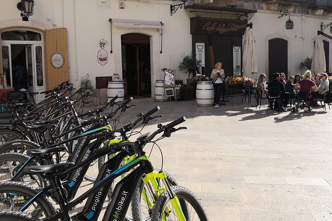 GPS tour with E-Bike on cycleroute of acqueduct Pugliese with wine tasting directly in vineyards - Getting started in Locorotondo (and why timing matters)