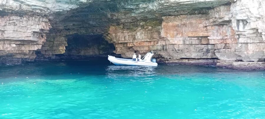 Polignano a Mare: Boat Tour in the Caves with Aperitif - Private vs group: picking the right format for your day