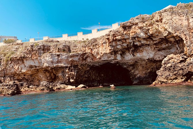 Private: 1h30 Boat tour of the caves of Polignano a Mare - Group size and the skipper vibe: when language and humor affect the trip