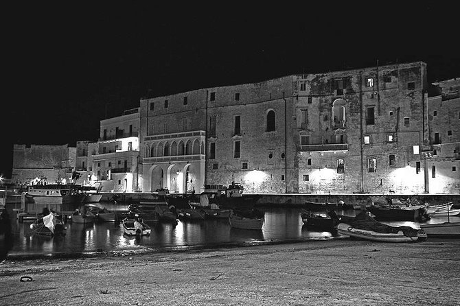 Private guided tour in Monopoli: walking through the old town - Carlo V Castle and the Spanish Fortification Connection