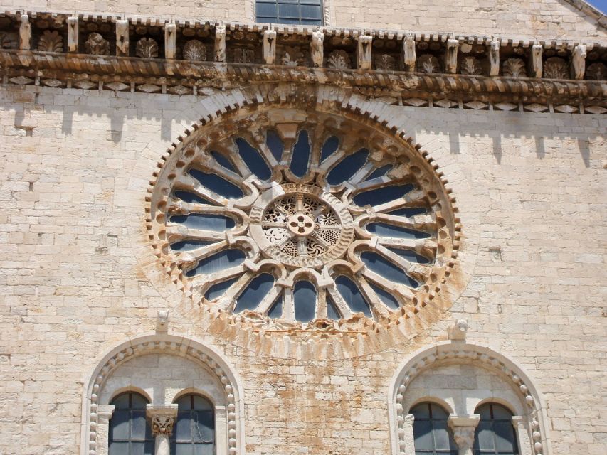 Trani: Private Walking Tour - End by the marina: sea air and port-life details