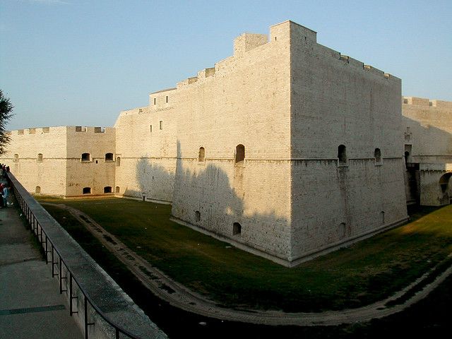 Trani: Walking Tour - Meeting point and getting your bearings in Trani