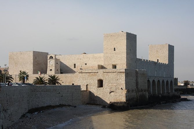 Walking tour Trani - Swabian Castle exteriors: big presence, no long detour